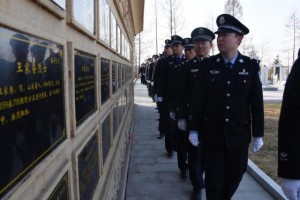 清明祭英烈 忠诚铸警魂  ——方正县公安局开展烈士陵园祭扫活动