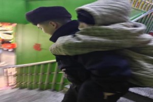 老人突发低血糖  民警及时救助送其回家