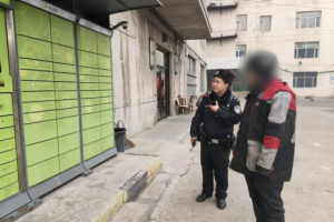 民警巡逻拾获快递 及时归还暖人心