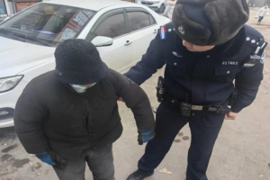 南岗分局民警巡逻中及时救助走失阿尔兹海默症老人