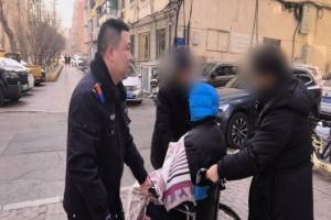 暖心服务解民忧！七政派出所民警巡逻中热心帮助行动不便老人办理业务