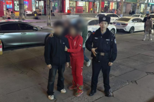 暖心寻回！南岗分局民警巡逻中快速救助认知障碍走失男孩