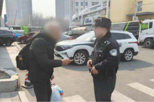 先锋派出所巡逻中暖心相助残疾老人办事