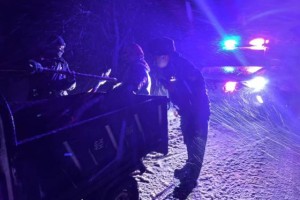 风雪夜中的“守护伞”：通河公安暖心救助大棚农户