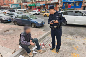 老人街头摔倒受伤 大成派出所民警巡逻中紧急施救暖人心
