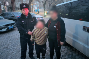 男孩街头走失哭泣 保健派出所民警巡逻中暖心相助寻家人