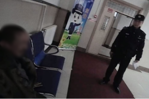 男子醉酒街头倒地不醒 哈西派出所民警巡逻中暖心救助护平安