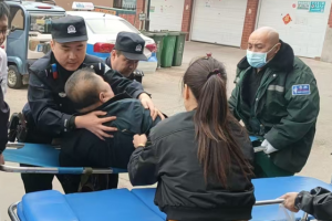 巡逻途中遇伤者 民警救助显温情