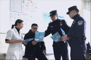 藏蓝护“银发” 守护养老钱  一起来看冰城公安防范养老诈骗宣传现场