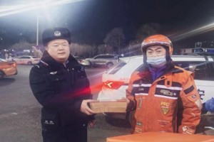 暖心一幕 冰城民警快速帮助快递小哥找回丢失快递