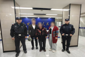 七旬老人路边突发不适 民警巡逻中暖心救助平安归家