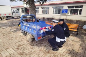 亮尾护航保平安 暖心贴出安全线