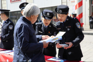 百年老街反诈宣防 冰城公安守护“养老钱