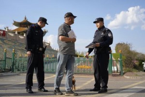 冰城公安：一根牵引绳的“柔性”系法  让文明养犬成为“双向奔赴”