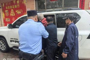 巡逻路上遇走失老人 暖心民警护送回家