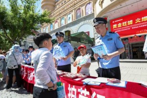 欢乐六一 法治开讲  冰城公安开展儿童节主题宣传活动