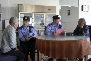 冰城公安：反诈课堂搬到老人身边  用“贴心话”守住“养老钱”