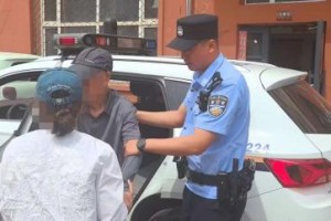 八旬老人路边走失 民警暖心护送平安归家
