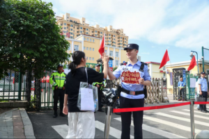 四代民警的“护考接力”：  变的是年龄 不变的是藏蓝初心