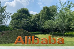 吴泳铭掌舵三大集团：阿里AI电商时代的动荡与决策