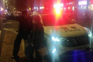 民警巡逻遇迷路老人 暖心护送获称赞