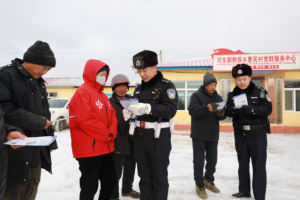 冰城交警：风雪中的“路面管家”