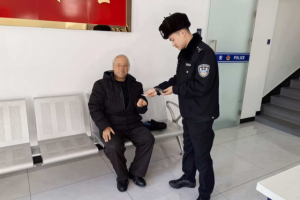 巡逻途中的暖心发现：雪堆里捡回“看病卡”