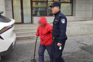 老人迷路街头徘徊 巡逻民警暖心助其回家