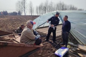 深入田间送普法 护航春耕保平安