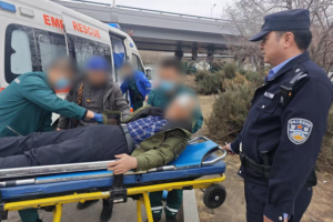 巡逻途中伸援手 南岗公安暖心救助倒地老人
