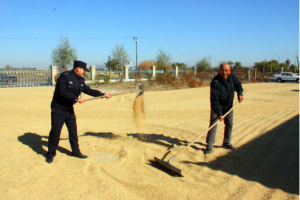 黑龙江省五常市公安局民警深入田间地头护航秋收化解矛盾纠纷
