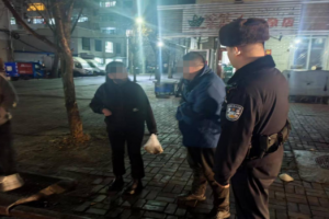 春雷行动：沉醉卧街“不知归” 民警援手送其回