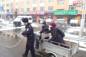 春雷行动：三轮车路边故障 通河公安暖心救助