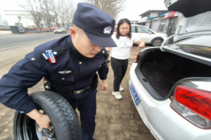 春雷行动：女司机驾车突发车辆爆胎 通河民警秒变“维修工”
