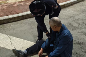 春雷行动：老人醉酒倒地，民警：“我送您回家！”