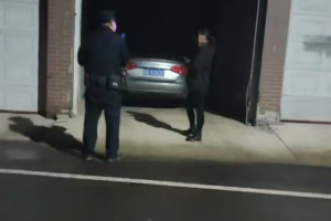 春雷行动：粗心车主忘锁车库门 巡逻民警深夜守护