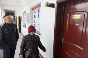 春雷行动：巡逻民警暖心救助外地归来老人