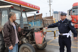 双城分局以宣促防筑牢春耕交通安全防线