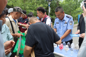 宾县公安局走进休闲广场开展“五无”社区禁毒宣传 筑牢平安防线