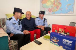 月圆人团圆 警心暖民心  东莱派出所节前慰问送温情