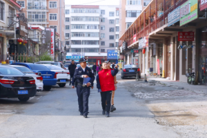 步数里的平安密码：巡逻民警的守护与温情