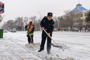民警暖心救助摔倒环卫工人