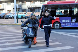 冰城公安送上“安全锦囊”  守护外卖骑手平安路