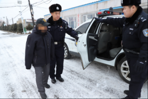 风雪里，民警当起老人的“暖心向导”