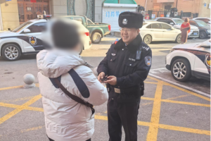 南岗公安分局民警巡逻中将帮助群众寻回失物