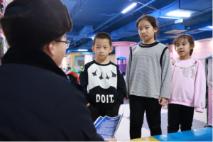 商场里的“安全游乐园”：民警亲子宣讲  共筑佳节平安线