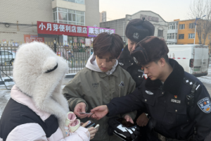 外地游客苦寻背包两天未果 冰城公安 两小时内“完璧归赵”