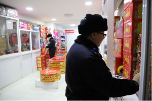 守住销售第一线：民警将安全燃放烟花爆竹宣传送进商户
