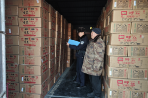 拧紧“安全阀” 冰城警方开展烟花爆竹 储存仓库安全检查