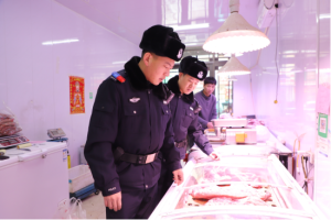 坚守春节岗位 守护舌尖安全